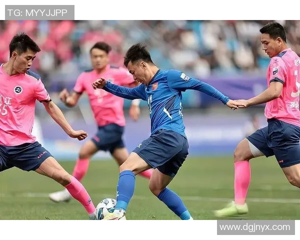 足球明星们的幸福瞬间定格在镜头中展现生活的美好与激情